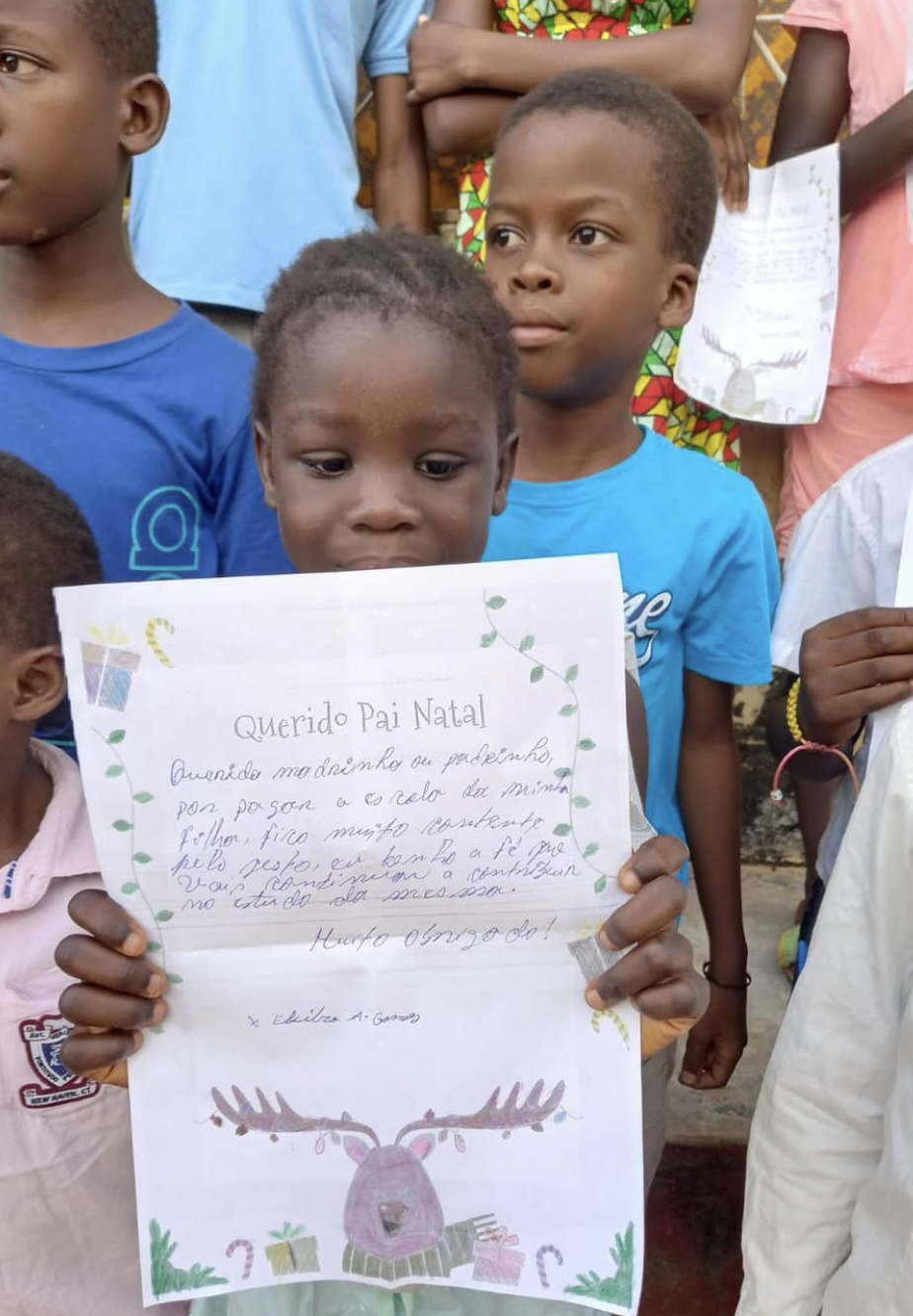 Menina africana feliz com a sua carta ao pai natal