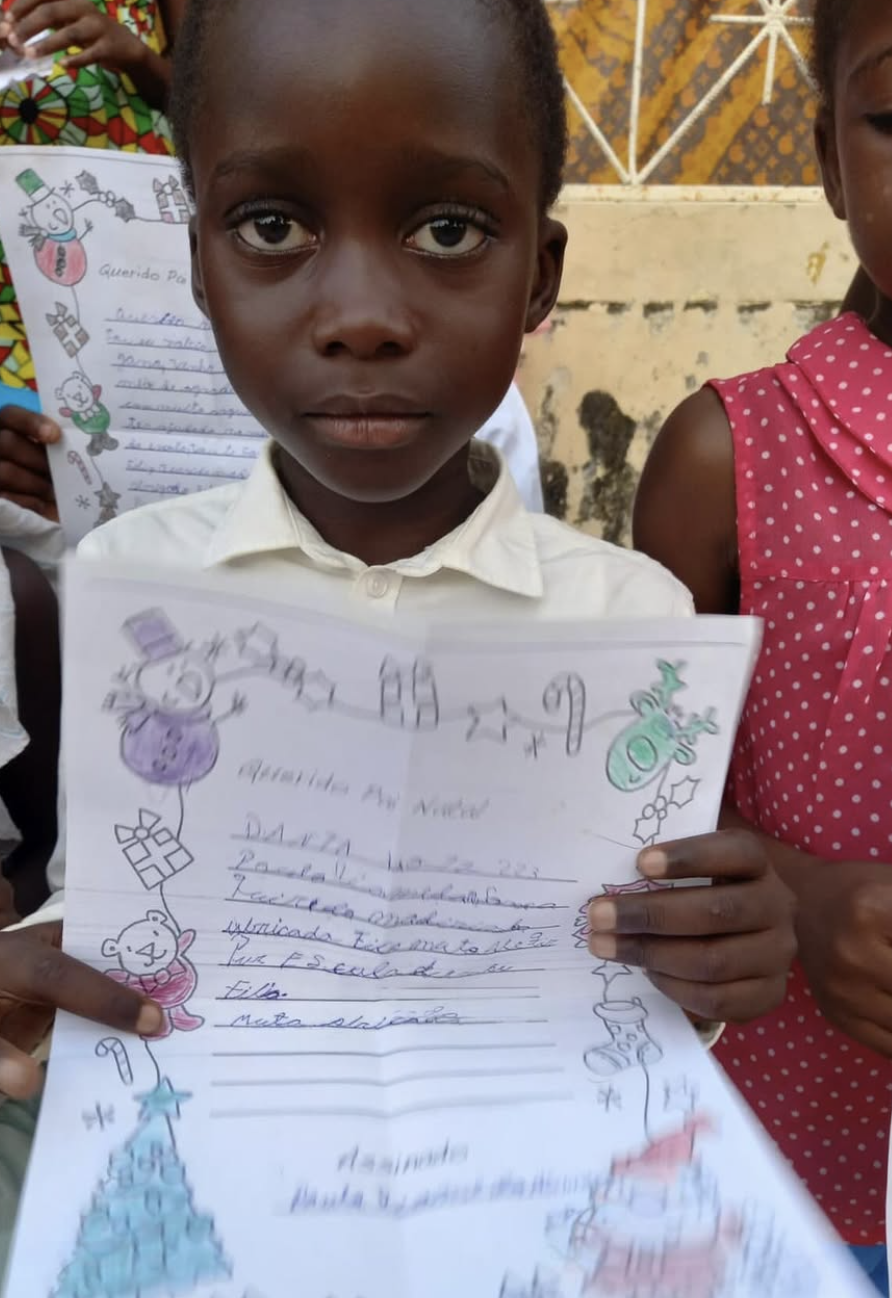 Criança a mostrar a sua carta ao Pai Natal com a Social Generation