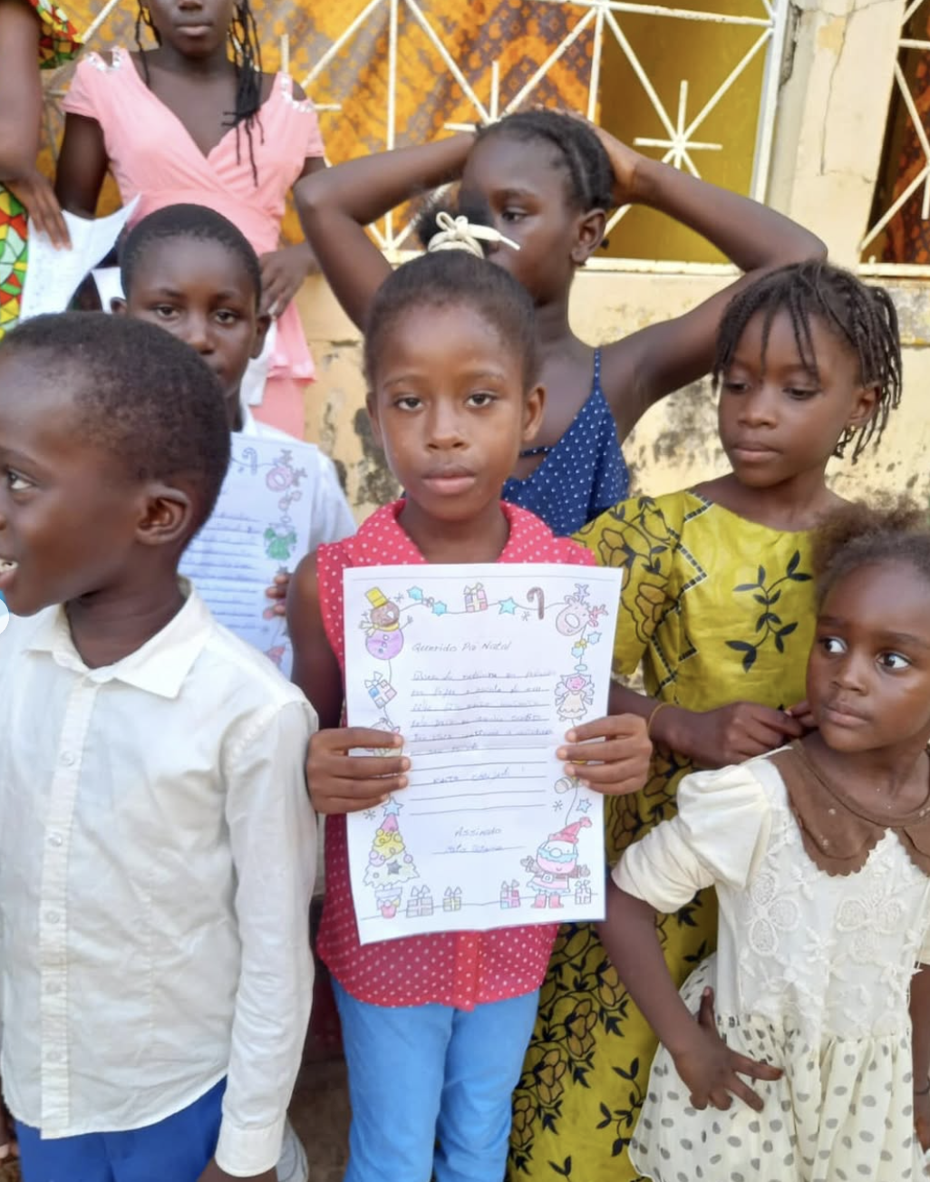 Criança na Guiné Bissau a escrever uma carta ao Pai Natal