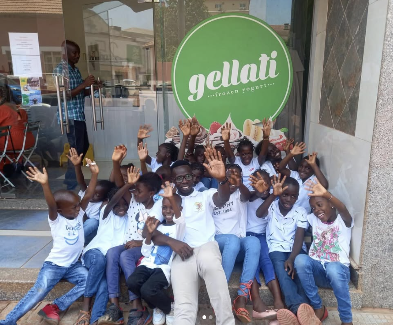 Crianças africanas a comer gelados